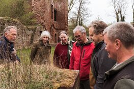 Op pad met een IVN-gids: ontdek de bijzondere natuur van de Ruïne van Brederode