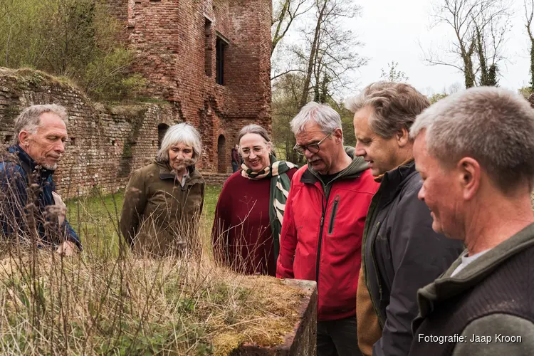 Op pad met een IVN-gids: ontdek de bijzondere natuur van de Ruïne van Brederode