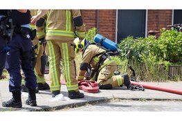Brandweer redt kat uit brandende woning Velsen Noord