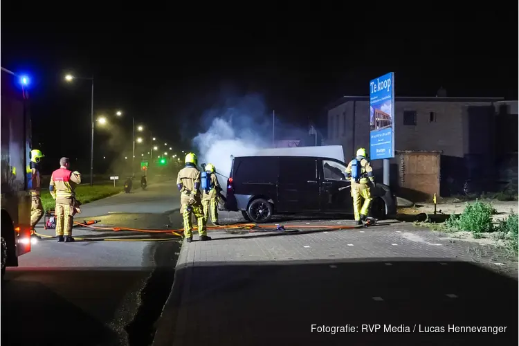 Bestelbus door brand verwoest op parkeerplaats in IJmuiden