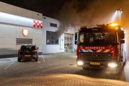Grote brand bij autoschadebedrijf in Velserbroek