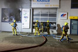 Grote brand bij autoschadebedrijf in Velserbroek