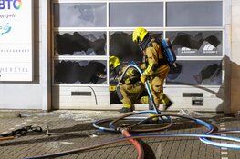 Grote brand bij autoschadebedrijf in Velserbroek