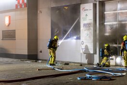 Grote brand bij autoschadebedrijf in Velserbroek