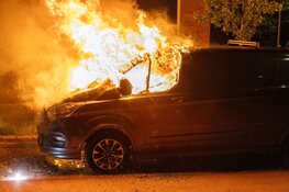 Bestelbus gaat in vlammen op bij nachtelijke autobrand in IJmuiden