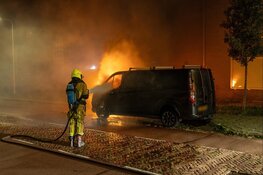 Bestelbus gaat in vlammen op bij nachtelijke autobrand in IJmuiden