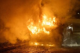 Bestelbus gaat in vlammen op bij nachtelijke autobrand in IJmuiden