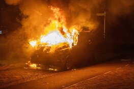 Bestelbus gaat in vlammen op bij nachtelijke autobrand in IJmuiden