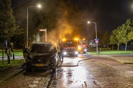 Bestelbus gaat in vlammen op bij nachtelijke autobrand in IJmuiden