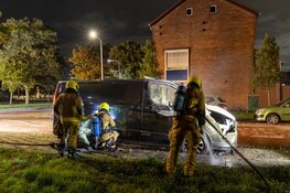 Bestelbus gaat in vlammen op bij nachtelijke autobrand in IJmuiden