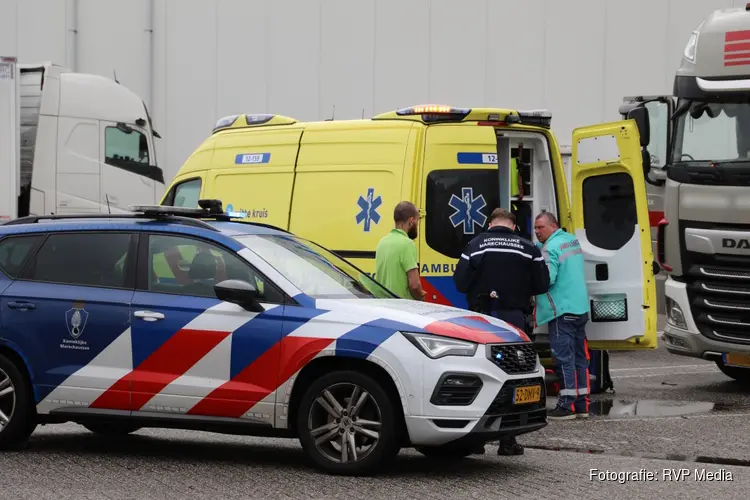Vrachtwagenchauffeur ernstig gewond na val uit cabine
