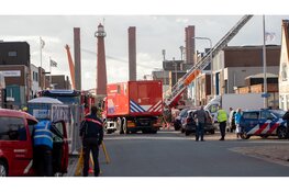 Zeer grote brand in industriepand in haven van IJmuiden