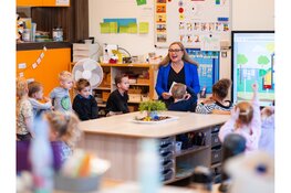 Nationale Kraanwaterdag 2025, algemeen directeur van PWN geeft gastles op de Bosbeekschool in Santpoort-Noord