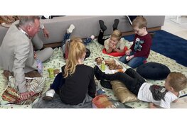 Burgemeester Dales en leerlingen van Het Kompas ontbijten samen