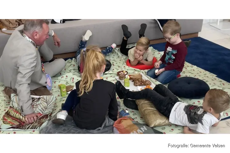 Burgemeester Dales en leerlingen van Het Kompas ontbijten samen
