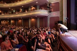 Première theatertour van Velsense arts, coach & auteur Juriaan Galavazi in IJmuiden