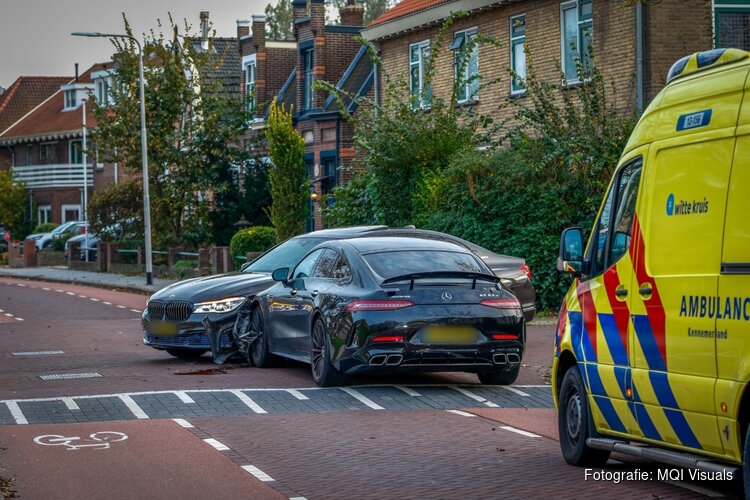 Auto's botsen op kruising Velsen-Noord, één gewonde