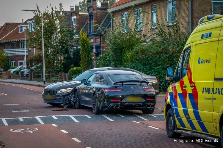 Auto's botsen op kruising Velsen-Noord, één gewonde