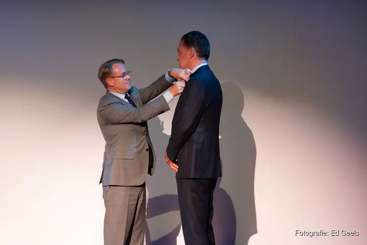 Minister van Infrastructuur en Waterstaat reikt Koninklijke onderscheiding uit aan de heer ir. P. (Peter) van de Meerakker