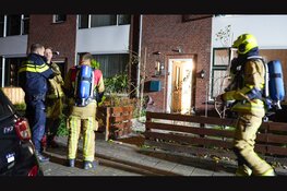 Voordeur zwaar beschadigd geraakt na explosie in IJmuiden