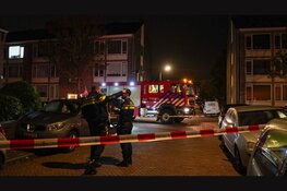 Voordeur zwaar beschadigd geraakt na explosie in IJmuiden
