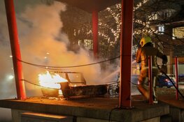 Openbaar bankje vliegt in brand in Velsen-Noord