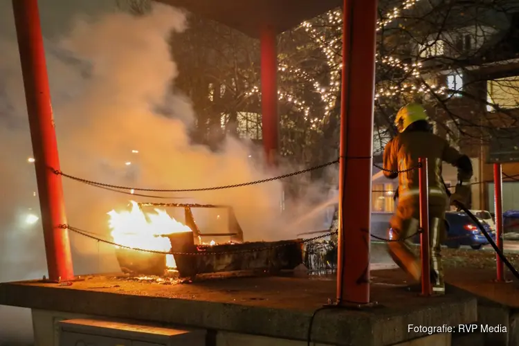 Openbaar bankje vliegt in brand in Velsen-Noord
