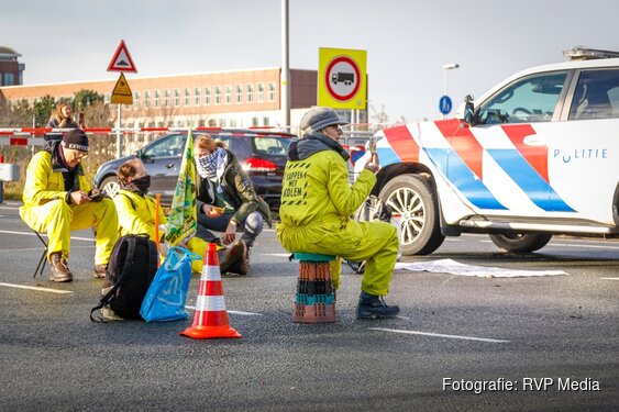Demonstranten blokkeren ingangen Tata Steel tijdens XR-actie “Operatie Storm”