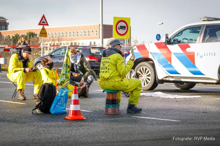 Demonstranten blokkeren ingangen Tata Steel tijdens XR-actie “Operatie Storm”
