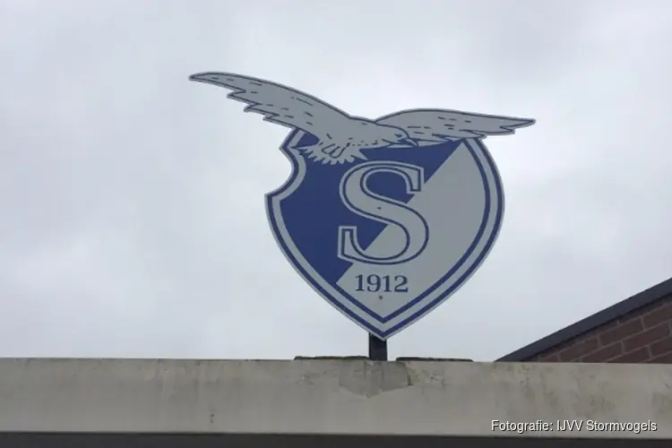 Stormvogels klimt verder omhoog na derde zege op rij