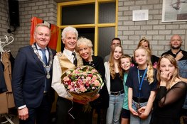 Burgemeester Frank Dales reikt Koninklijke Onderscheiding uit aan de heer Jos van Berkel