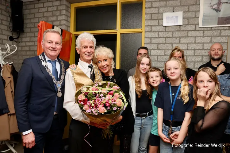 Burgemeester Frank Dales reikt Koninklijke Onderscheiding uit aan de heer Jos van Berkel