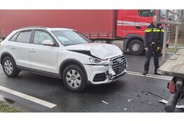 Personenauto botst achterop vrachtwagen op N197 bij Velsen-Noord