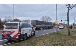 Personenauto botst achterop vrachtwagen op N197 bij Velsen-Noord