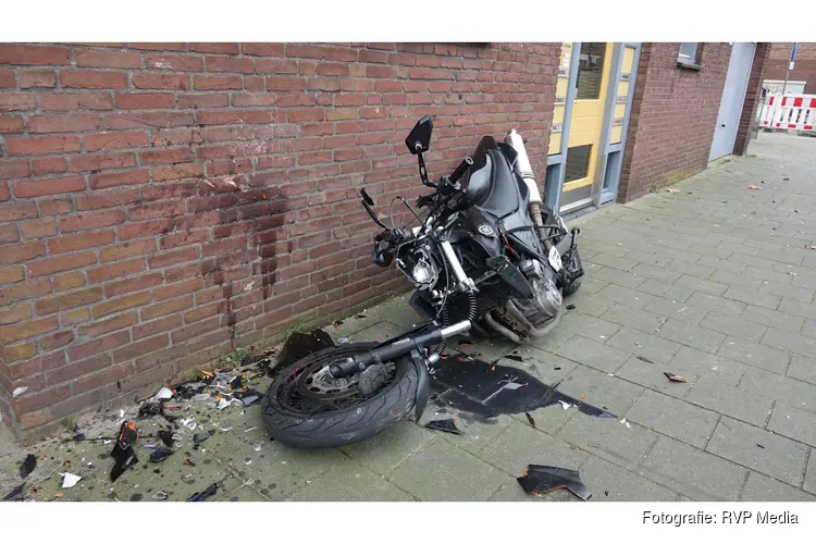 Motorrijder botst tegen muur in Velsen-Noord