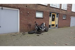 Motorrijder botst tegen muur in Velsen-Noord