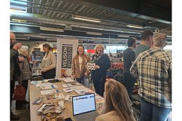 Velison Wonen en Woningbedrijf Velsen in gesprek met senioren tijdens Seniorenmarkt in IJmuiden