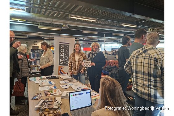 Velison Wonen en Woningbedrijf Velsen in gesprek met senioren tijdens Seniorenmarkt in IJmuiden