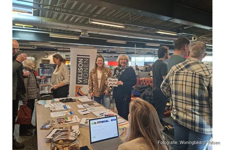 Velison Wonen en Woningbedrijf Velsen in gesprek met senioren tijdens Seniorenmarkt in IJmuiden