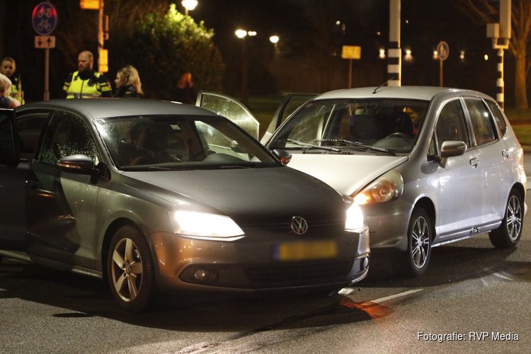 Schade na ongeval met twee auto's in Velsen-Zuid