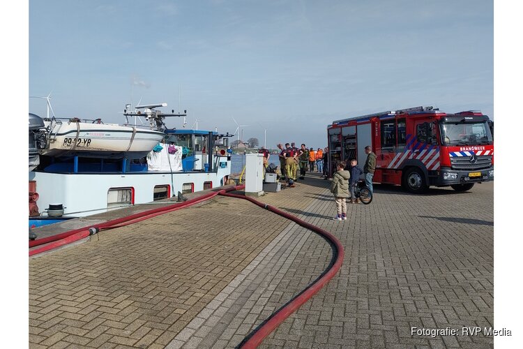 Binnenvaartschip dreigt te zinken na lek in motorruimte