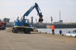 Binnenvaartschip dreigt te zinken na lek in motorruimte