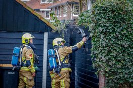 Schuur vliegt bijna in brand door brand in klimop