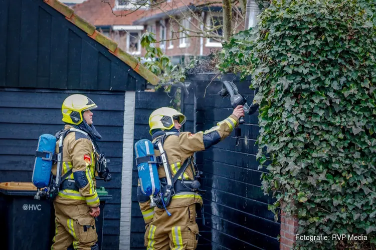 Schuur vliegt bijna in brand door brand in klimop