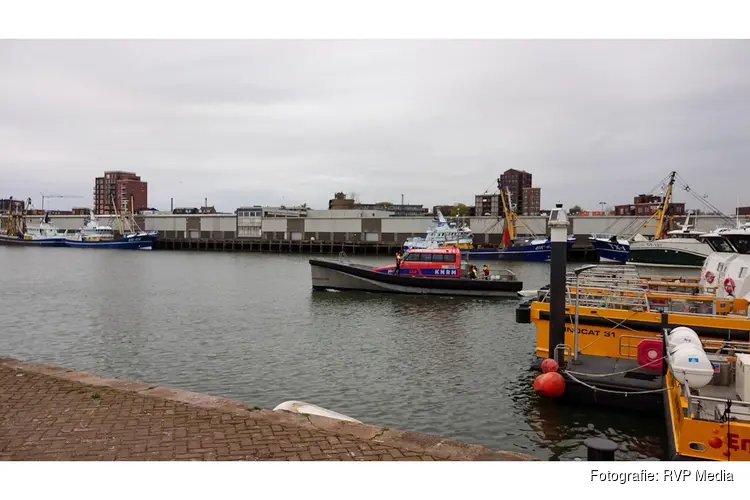 Slachtoffer gereanimeerd na grote zoekactie naar drenkeling in zeehaven van IJmuiden