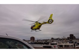Slachtoffer gereanimeerd na grote zoekactie naar drenkeling in zeehaven van IJmuiden