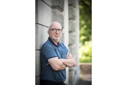 Kinderboekenschrijver Arend van Dam neemt kinderen en hun ouders mee in oorlogsverhalen in De Bibliotheek IJmuiden