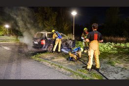 Persoon gewond en auto volledig in lichterlaaie op bedrijventerrein in Velsen-Noord