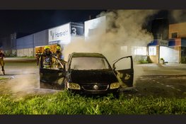 Persoon gewond en auto volledig in lichterlaaie op bedrijventerrein in Velsen-Noord