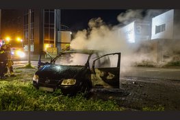 Persoon gewond en auto volledig in lichterlaaie op bedrijventerrein in Velsen-Noord